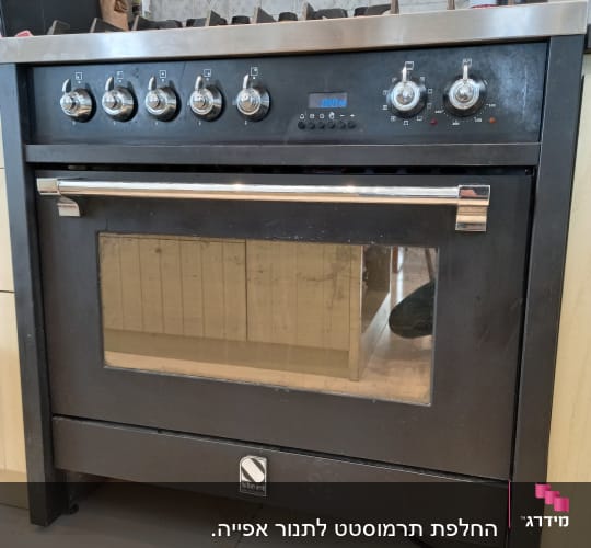 תנור אפייה עם כפתורים ותצוגה דיגיטלית